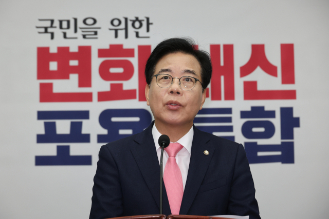 국민의힘 송언석 비상대책위원장 겸 원내대표가 4일 서울 여의도 국회에서 열린 의원총회에서 발언하고 있다. 연합뉴스