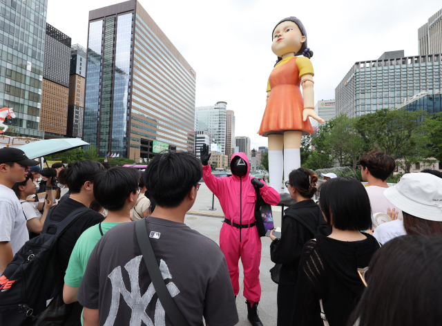 30일 서울 광화문광장에서 2025 K콘텐츠 서울여행주간을 맞아 열린 오징어게임 팝업 광화문 행사에서 시민과 외국인 관광객들이 게임을 즐기고 있다. 2025..6.30 연합뉴스