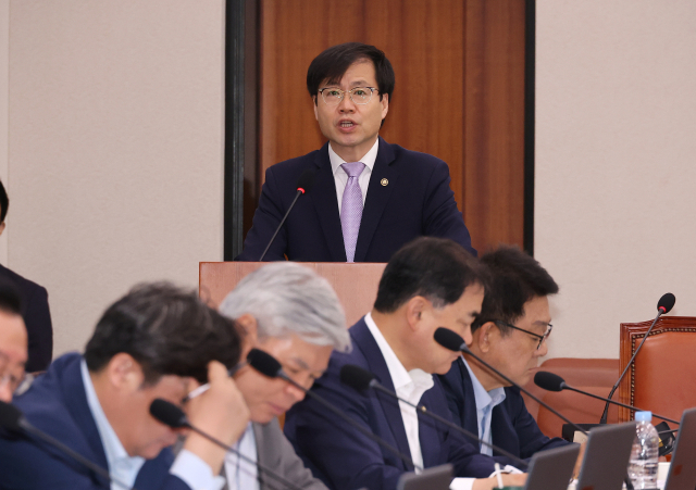 여한구 산업통상자원부 통상교섭본부장이 4일 국회에서 열린 산업통상자원중소벤처기업위원회 전체회의에 참석해 한미 관세협의 통상조약법 절차 추진 계획 등을 보고 있다. 연합뉴스