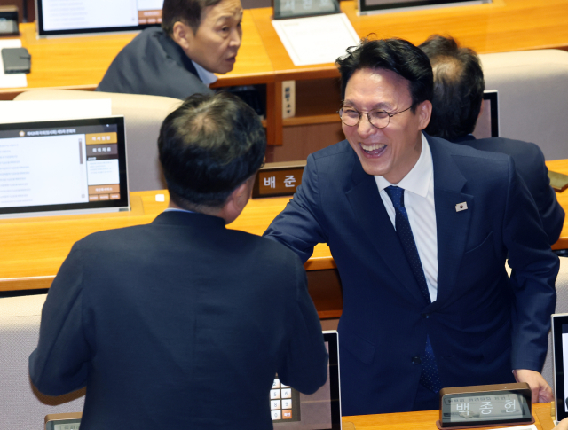 김민석 국무총리가 4일 국회 본회의에 참석해 의원들과 인사하고 있다. 연합뉴스