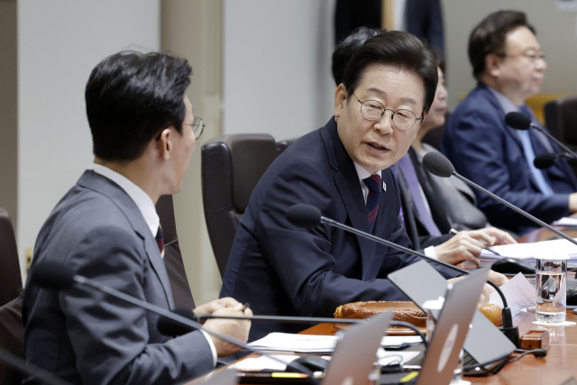 이재명 대통령이 5일 서울 용산 대통령실 청사에서 열린 국무회의에서 김민석 국무총리를 환영하는 인사말을 하고 있다. 연합뉴스