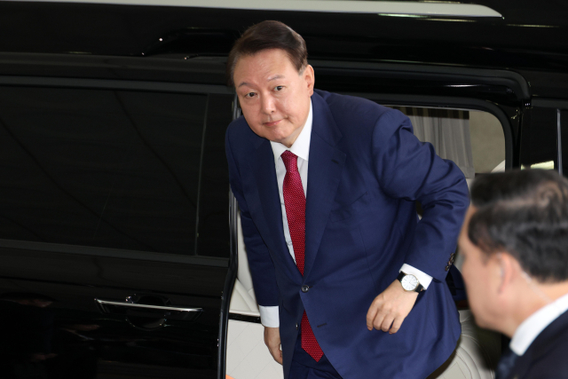 윤석열 전 대통령이 5일 내란 특검의 2차 조사를 받기 위해 조은석 특별검사팀 사무실이 있는 서울 서초구 서울고검에 출석하고 있다. 연합뉴스