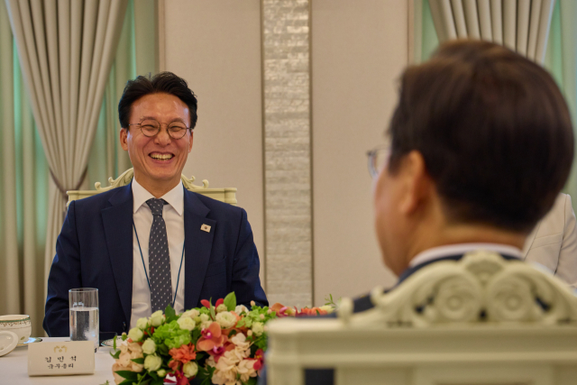 대통령실은 이재명 대통령이 4일 서울 용산 대통령실 청사에서 김민석 국무총리와 환담하는 모습을 5일 SNS에 공개했다. 연합뉴스