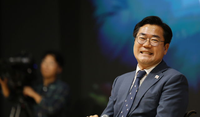 더불어민주당 당대표 선거에 출마한 박찬대 의원이 5일 전주대학교에서 열린 토크콘서트에서 환한 미소를 짓고 있다. 연합뉴스