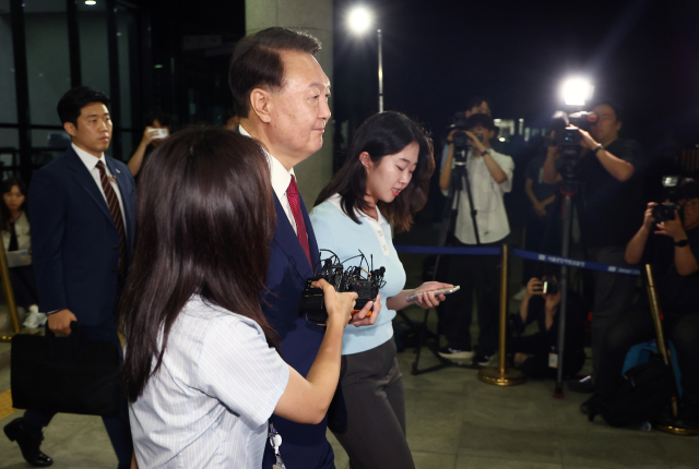 윤석열 전 대통령이 5일 내란 특검 2차 조사를 마치고 조은석 특별검사팀 사무실이 있는 서울 서초구 서울고검을 나서고 있다. 연합뉴스