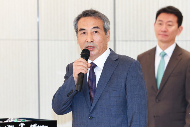 윤석열 전 대통령 부인 김건희 여사와 관련한 각종 의혹 사건을 수사하는 민중기 특별검사가 2일 서울 종로구 KT광화문빌딩에 마련된 사무실 앞에서 현판 제막을 한 뒤 발언하고 있다. 연합뉴스