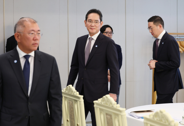 정의선 현대차 그룹 회장(왼쪽부터), 이재용 삼성전자 회장, 구광모 LG 그룹 회장이 지난달 13일 서울 용산 대통령실에서 이재명 대통령 주재로 열린 6경제단체·기업인 간담회에 참석하고 있다. 연합뉴스