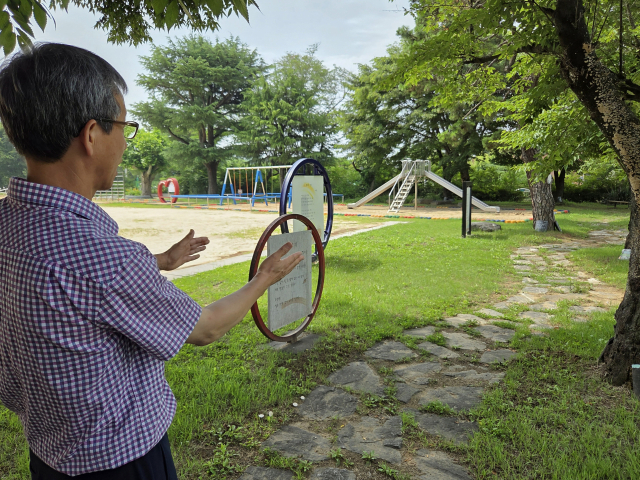 지난달 27일 이태운 구미 산동초 교장이 교내 운동장 외곽을 따라 조성된 산책길에 대해 설명하고 있다. 조규덕 기자