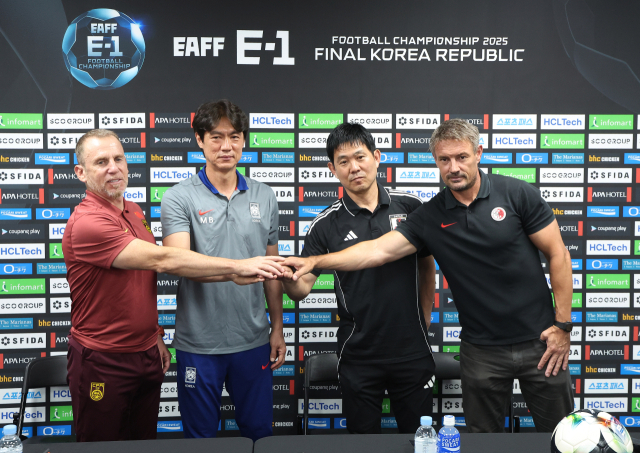 6일 경기도 용인미르스타디움에서 열린 2025년 동아시아축구연맹(EAFF) E-1 챔피언십(동아시안컵) 공식 기자회견에서 참가국 감독들이 포즈를 취하고 있다. 왼쪽부터 중국 데얀 주르예비치 감독, 한국 홍명보 감독, 일본 모리야스 하지메 감독, 홍콩 애슐리 웨스트우드 감독. 연합뉴스