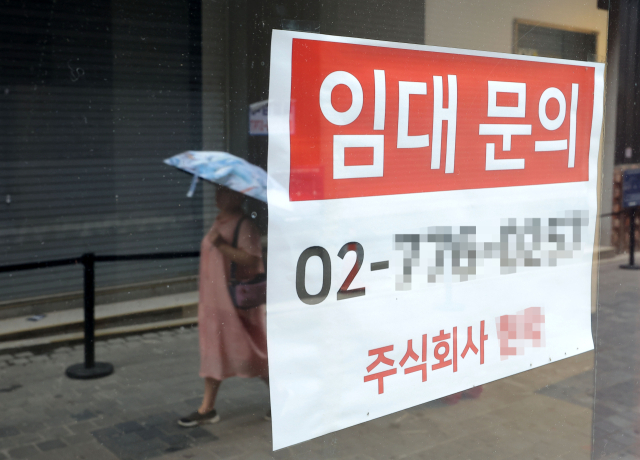 서울 명동 거리의 한 점포가 텅 비어 있다. 국세청 국세 통계에 따르면 지난해 개인·법인을 포함해 폐업 신고를 한 사업자는 100만8천282명으로 집계됐다. 연합뉴스