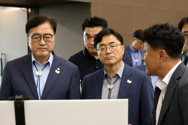 아시아태평양경제협력체(APEC) 정상회의 준비현황을 살펴보기 위해 1일 경북 경주화백컨벤션센터를 방문한 우원식 국회의장(왼쪽)이 김상철 경북도 APEC 준비지원단장으로부터 설명을 듣고 있다. 연합뉴스