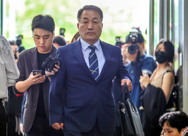 김계환 전 해병대사령관이 채상병 사건 수사방해 의혹과 관련 조사를 받기 위해 7일 서울 서초구 순직해병특검 사무실로 향하고 있다. 연합뉴스