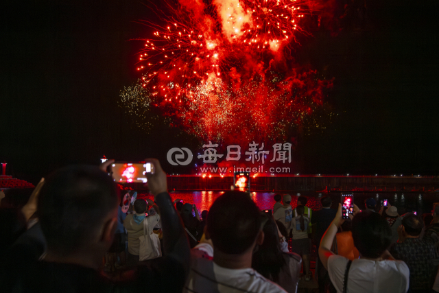 울릉도 오징어축제.지난해 울릉도 저동항 일원에서 불꽃놀이가 시작되자 주민과 관광객은 탄성을 지르며 축제를 즐기고 있다. 울릉군 제공