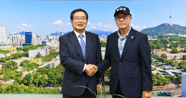 백승주 전쟁기념사업회장은 이병균 한국잡월드 이사장과 지난 3일 만나 국방·안보 분야 직업 체험 콘텐츠 개발 등을 논의했다. 전쟁기념사업회 제공