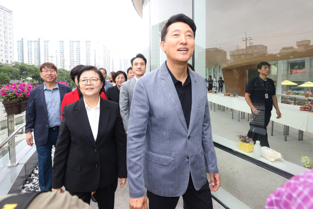 오세훈 서울시장이 지난달 16일 서울 강북구 우이천 수변활력거점 시설을 둘러보고 있다. 연합뉴스