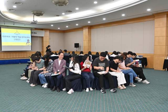 임종식 경북교육감이 지난 5일 경주에서 열린 2025 수석교사와 함께하는 현장 맞춤형 수업과 평가 연수에 직접 참여해 교사들과 짧은 시간 책을 읽고 내용에 대해 소통하는 시간을 가지고 있다. 경북교육청 제공