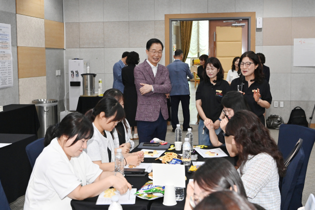 임종식 경북교육감이 5일 경주에서 열린 교사 연수회에 참석해 주말도 반납한 채 교수법 강화에 힘을 쏟고 있는 교사들을 격려하고 있다. 경북교육청 제공