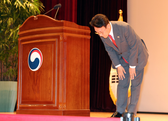 김민석 국무총리가 7일 정부세종청사 대강당에서 열린 취임식에서 취임사를 마친 뒤 허리 숙여 인사하고 있다. 연합뉴스