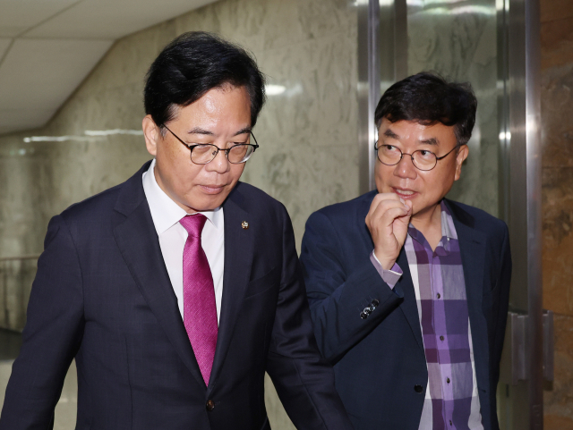 국민의힘 송언석 비상대책위원장 겸 원내대표가 7일 서울 여의도 국회에서 상임위 간사단 등이 참석한 가운데 열린 비공개 회의를 마친 뒤 이동하고 있다. 연합뉴스
