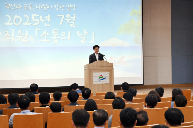안병구 밀양시장이 시청 대강당에서 개최된 7월 직원 소통의 날에서 인사말을 하고 있다. 밀양시 제공