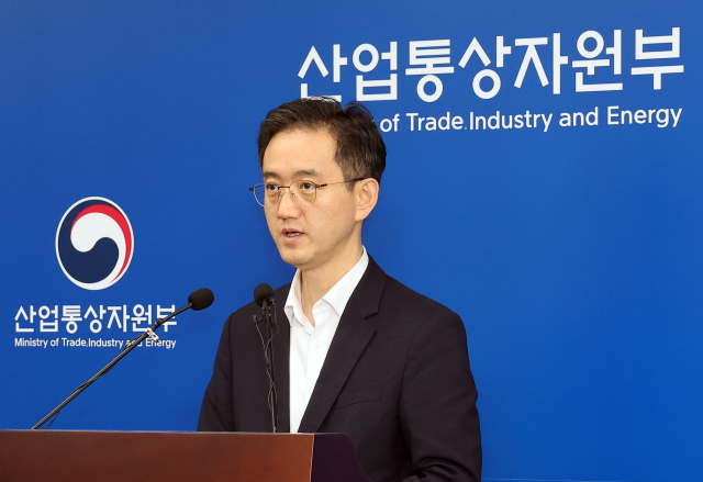 산업통상자원부 유법민 투자정책관이 3일 정부세종청사 산업부 기자실에서 2025년 2분기 외국인직접투자 동향에 관해 설명하고 있다. 연합뉴스