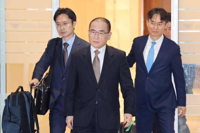 위성락 국가안보실장이 관세협상, 정상회담 등 한미 간 현안에 대한 논의를 위해 6일 인천국제공항을 통해 미국 워싱턴DC로 출국하고 있다. 연합뉴스