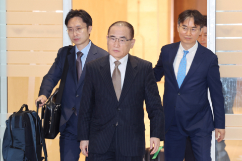 트럼프 '관세 서한' 보내겠다 엄포…관세 포화 속 협상 내몰린 한국