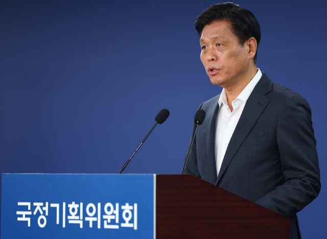 국정기획위원회 조승래 대변인이 6일 서울 종로구 국정기획위에서 모두의 광장 AI 기능 탑재 관련 브리핑을 하고 있다. 연합뉴스