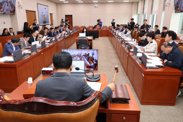 7일 서울 여의도 국회에서 열린 산업통산자원중소벤처기업위원회 전체회의에서 국민의힘 소속 박성민 위원장 직무대리가 김정관 산업통상자원부 장관 후보자에 대한 인사청문회 실시계획서 채택의 건을 상정하며 의사봉을 두드리고 있다. 연합뉴스