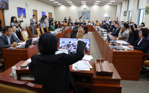 與, 과방위서 방송 3법 단독 처리…李 