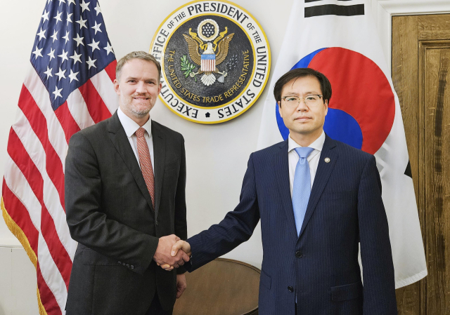 여한구 산업통상자원부 통상교섭본부장이 5일(현지시간) 미국 워싱턴 DC 미국무역대표부(USTR)에서 제이미슨 그리어 미국 무역대표부 대표와 기념 촬영하고 있다. 연합뉴스