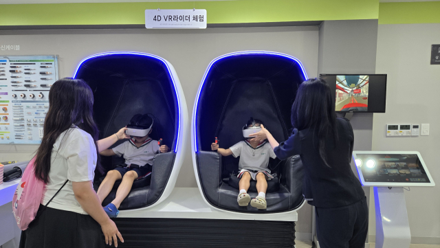 7일 대구 중구에 위치한 스마트광통신센터 내 체험존에서 아이들이 4D 가상현실(VR) 체험을 하고 있다. 대구시는 스마트광통신센터 홍보관을 무료 운영해 자율주행 안내로봇