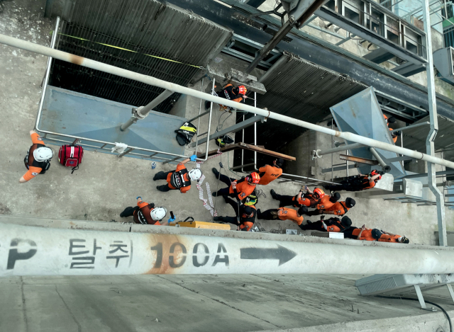 소방 당국이 7일 오전 인천 굴포하수종말처리장에서 맨홀 사고 실종자 수색 작업을 하고 있다. 연합뉴스