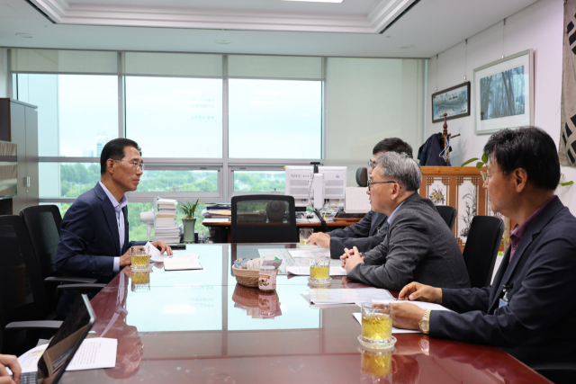 김주영 더불어민주당 의원(김포갑)이 인하대 측 관계자와 대화를 하고 있다. 김주영 의원실.