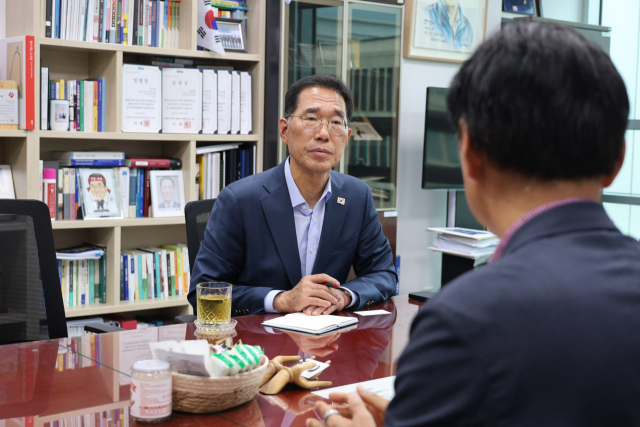 김주영 더불어민주당 의원(김포갑)이 인하대 측 관계자와 대화를 하고 있다. 김주영 의원실.