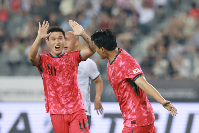 7일 경기도 용인미르스타디움에서 열린 2025년 동아시아축구연맹(EAFF) E-1 챔피언십(동아시안컵) 남자부 한국과 중국의 경기. 한국 주민규가 팀 두번째 골을 넣고 첫번째 골을 넣은 이동경과 기뻐하고 있다. 연합뉴스