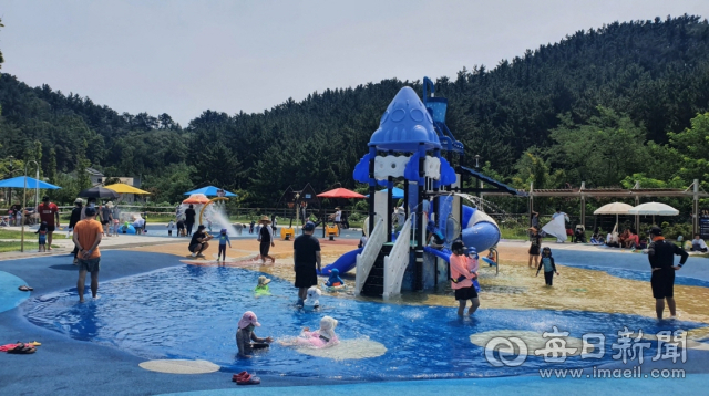 지난해 여름 포항시 북구 양덕동 한마음다목적공원 물놀이장에서 아이들이 즐거운 시간을 보내고 있다. 포항시 제공
