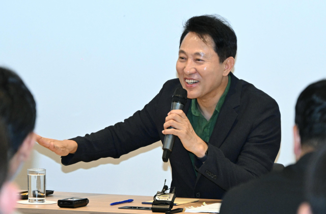 오세훈 서울시장이 지난 5일(현지시간) 밀라노의 한 호텔에서 열린 동행 기자 간담회에서 발언하고 있다. 연합뉴스