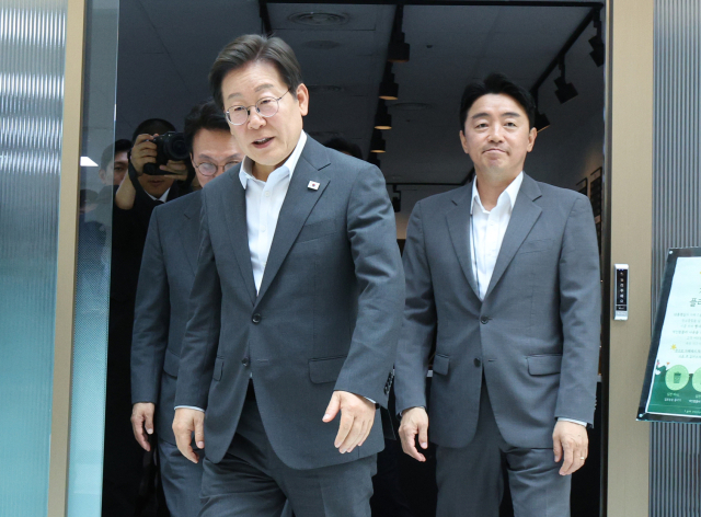 이재명 대통령이 8일 용산 대통령실 매점에서 나오고 있다. 이 대통령은 직원식당에서 식사 후 매점에서 만난 기자들과 차를 마시며 대화했다. 연합뉴스