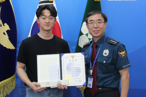 공중화장실 여성 비명 소리에 달려간 시민 2명…화재 현장서 구했다