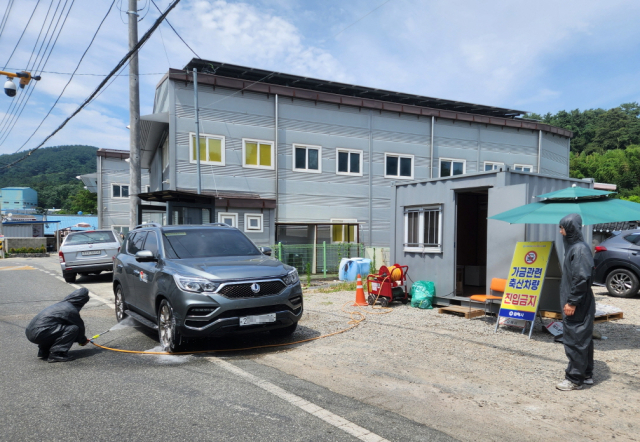 김해통제초소 차량소독장면. 경남도 제공