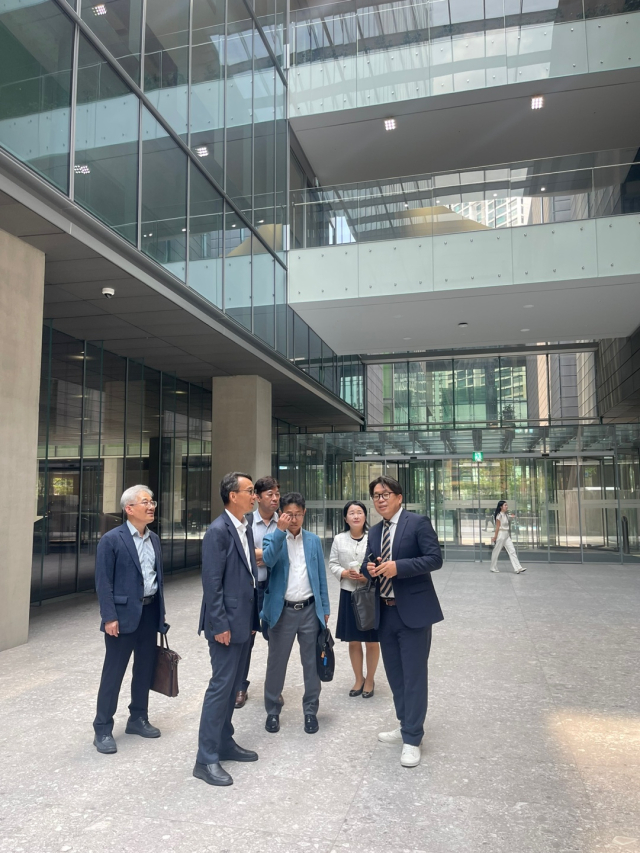 김명주 경제부지사는 8일 국내 대표 기업 네이버 AI연구소 방문해 경남형 AI산업 혁신 생태계 조성에 관해 논의했다. 경남도 제공