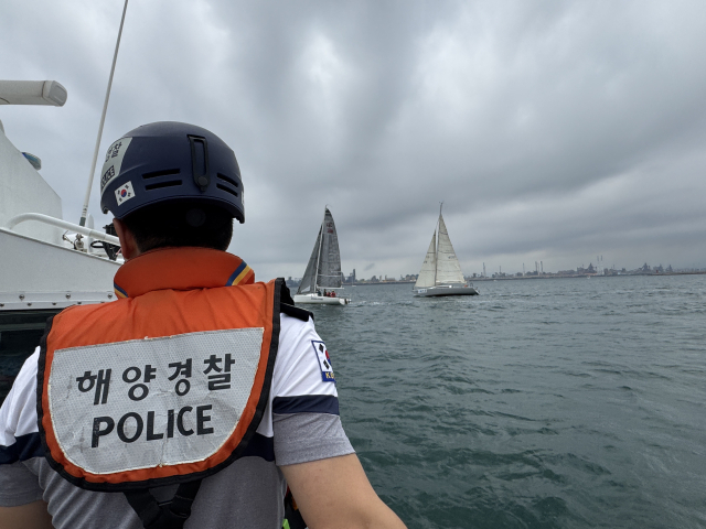 포항해양경찰서 대원들이 해양레저 활동 안전 위해 행위를 감시하고 있다. 포항해양경찰서 제공.