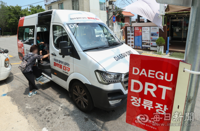 8일 대구 북구 연암서당골문화센터 앞 수용응답형교통(DRT) 정류장에서 한 시민이 DRT 차량에 탑승하고 있다. 안성완 기자 asw0727@imaeil.com