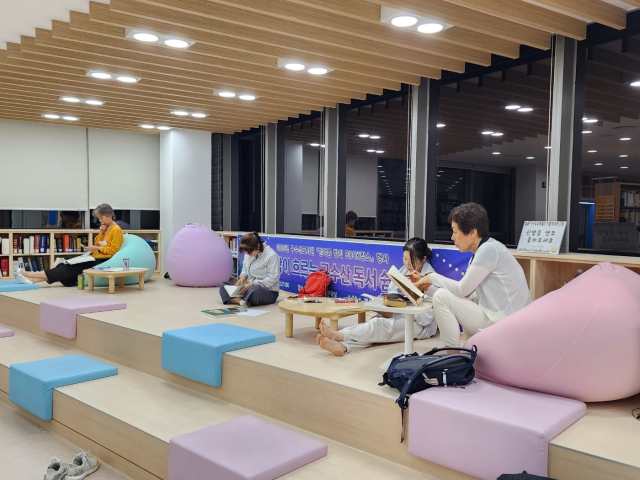한여름 밤의 BOOK캉스 행사 사진(음악이 흐르는 독서쉼터). 행복북구문화재단