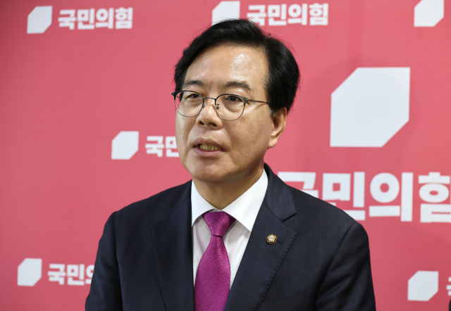 국민의힘 송언석 비상대책위원장 겸 원내대표가 8일 국회에서 윤상현 의원실 압수수색 등과 관련해 백브리핑을 통해 입장을 밝히고 있다. 연합뉴스