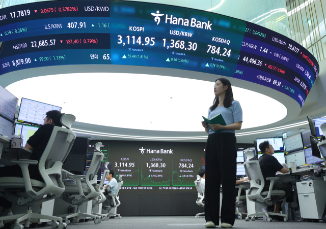 코스피가 3,110대를 회복하며 장을 마감한 8일 서울 중구 하나은행 본점 딜링룸에 코스피, 코스닥지수 및 환율이 표시돼 있다. 이날 코스피는 전 거래일 대비 55.48포인트 오른 3,114.95에 거래를 마쳤으며 코스닥지수는 5.78포인트(0.74%) 오른 784.24에 장을 마쳤다. 한편 서울 외환시장에서 15시 30분 기준 원/달러 환율은 전날보다 0.1원 오른 1,367.9원을 기록했다. 연합뉴스