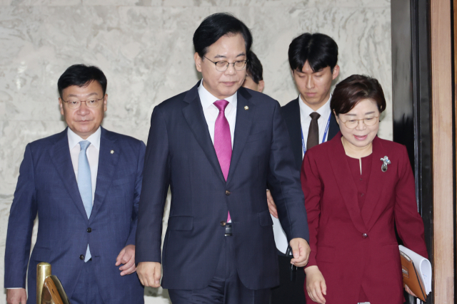 국민의힘 송언석 비대위원장 겸 원내대표와 김정재 정책위의장(오른쪽), 정점식 사무총장(왼쪽)이 8일 서울 여의도 국회에서 열린 원내대책회의에 참석하고 있다. 연합뉴스
