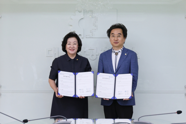 8일 오후 대구상공회의소에서 박윤경 대구상공회의소 회장과 민복기 대구시의사회 회장이 업무협약 체결 후 기념촬영을 하고 있다. 대구상공회의소제공