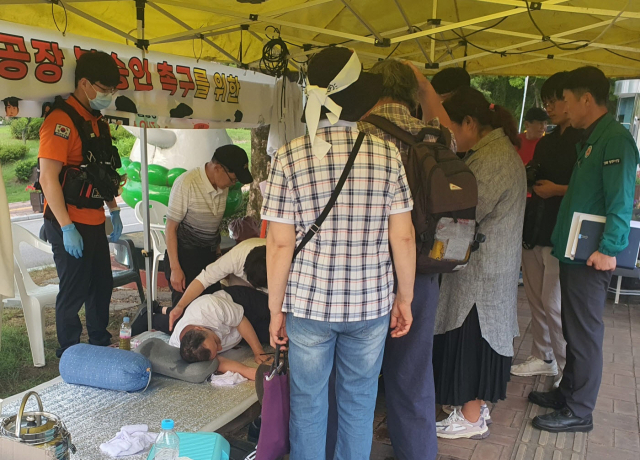 이틀째 납 공장 반대 천막 단식 농성을 이어오던 윤 목사가 탈진으로 쓰러져 있다. 현재 윤 목사는 병원으로 이송돼 치료를 받고 있다. 마경대 기자